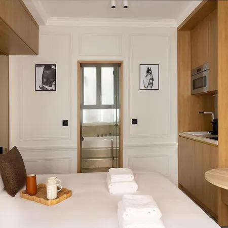 Avec Jacuzzi&cinema-gare Mont Parnasse